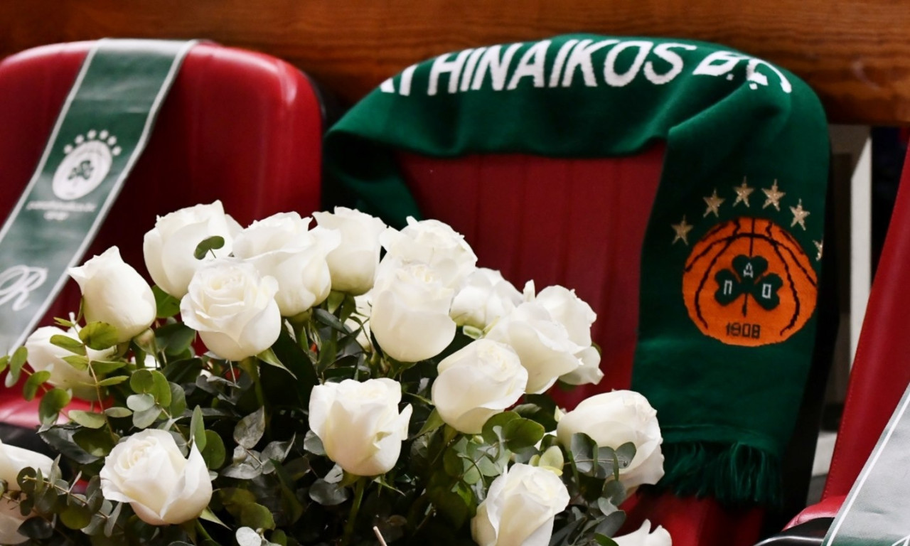 Παύλος Γιαννακόπουλος: Ανθοδέσμη και κασκόλ του Παναθηναϊκού στη θέση του στο ΟΑΚΑ (video+photos)