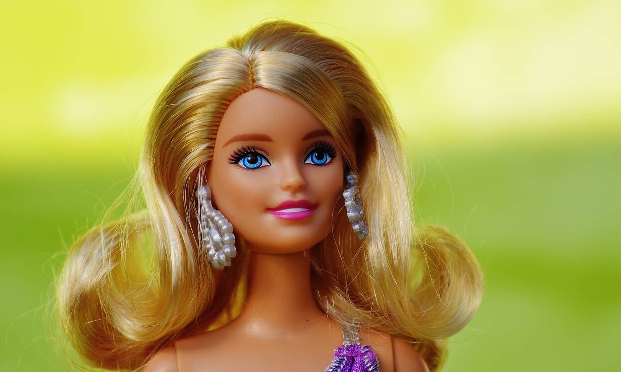 Η γηραιότερη… Barbie του Ηνωμένου Βασιλείου – Έκανε την 105η επέμβαση πριν «κλείσει» τα 50! (vid)