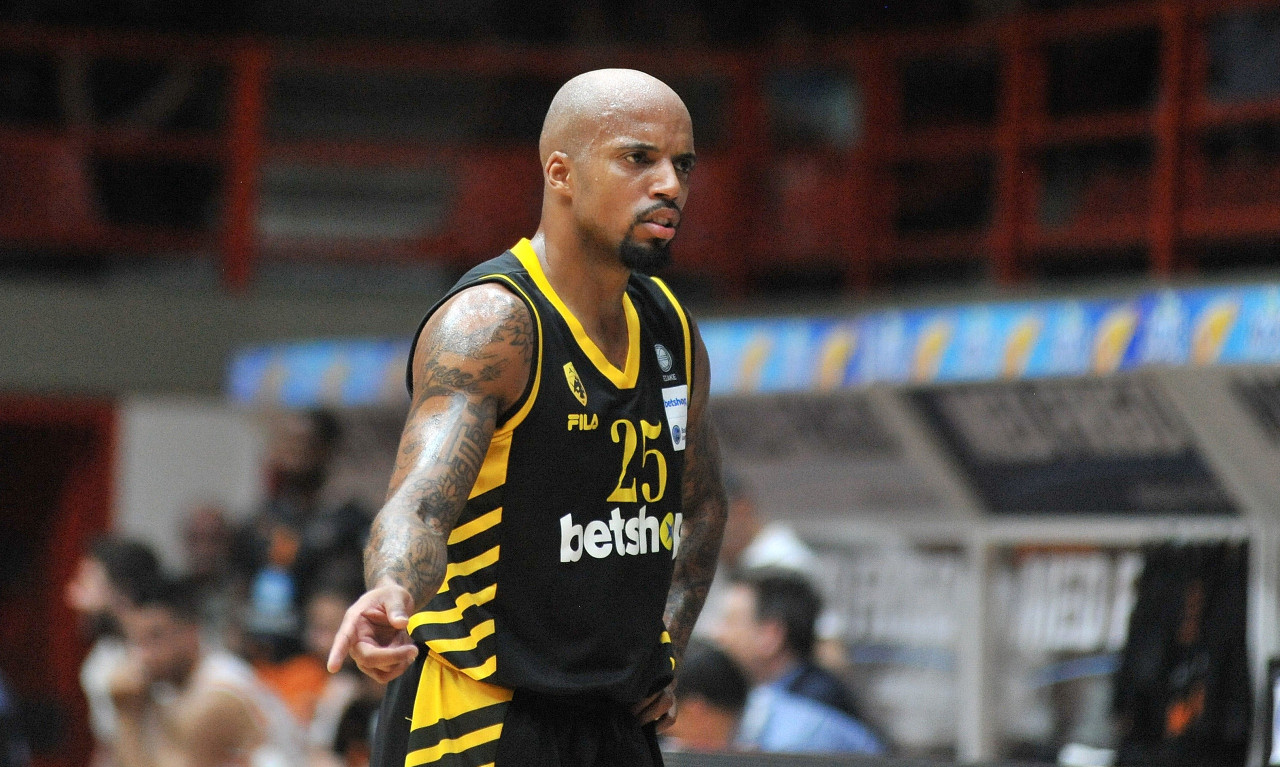 Θίοντορ: «Αναρωτιέμαι αν θα πληρωθώ…»