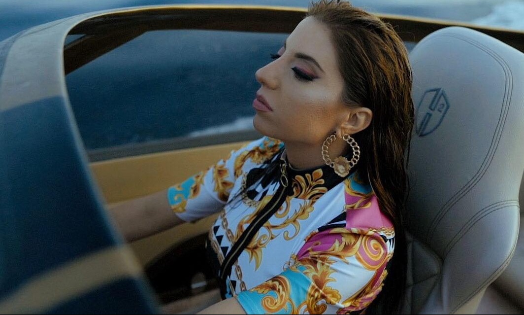 Μελίνα Μακρή: Ξεσπά ενάντια στην κακοποίηση των γυναικών με το νέο της τραγούδι «Δεν ζω»