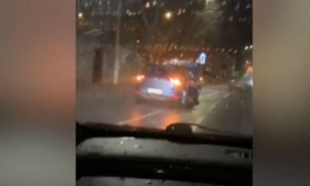 Μεθυσμένος οδηγούσε για 8 χιλιόμετρα με ανοιχτό το καπό! (pic+vid)