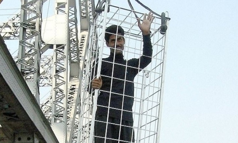 Ταχυδακτυλουργός βούτηξε αλυσοδεμένος στον Γάγγη και...