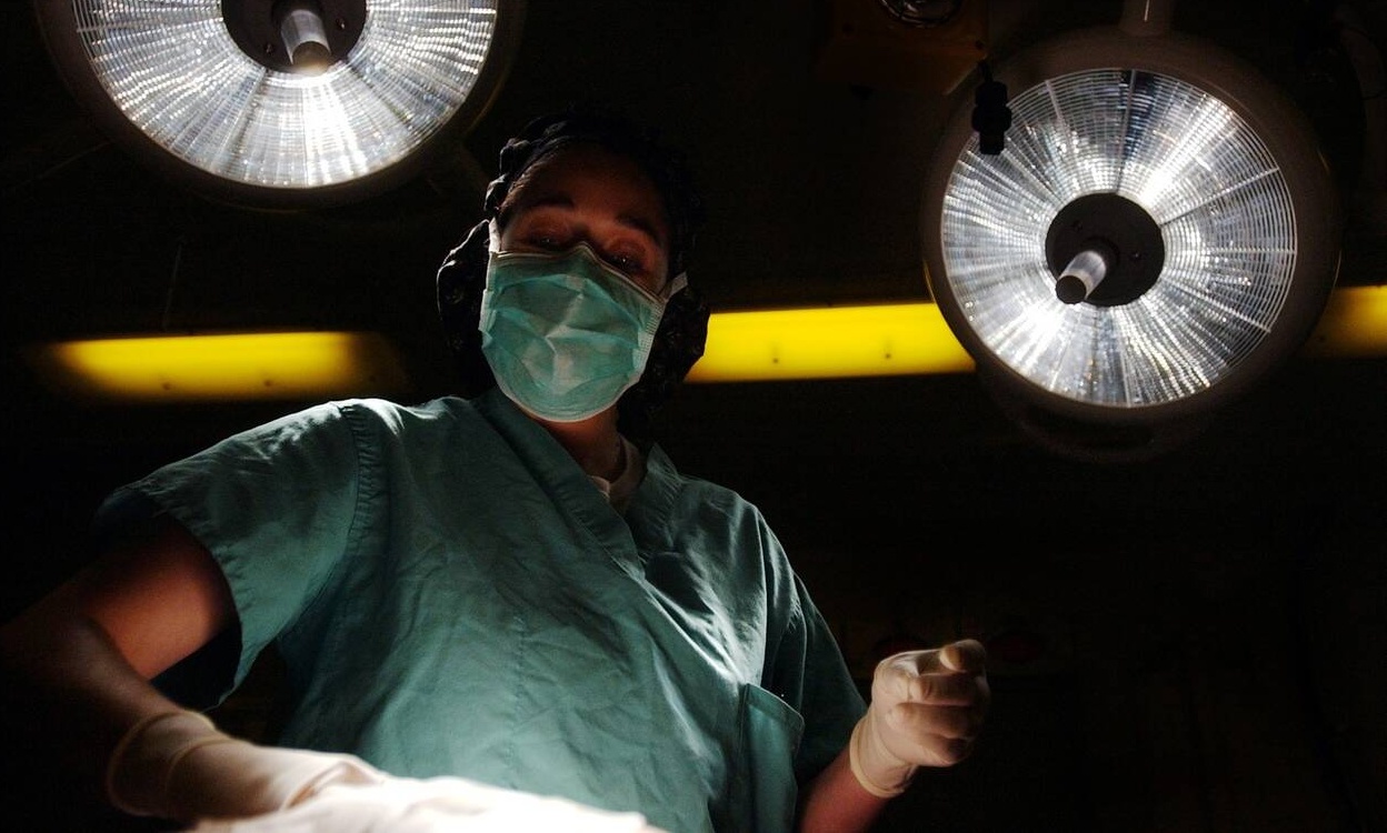 Γυναίκα πονούσε στην κοιλιά για 23 χρόνια – Δεν φαντάζεστε τι υπήρχε μέσα της! (photos)