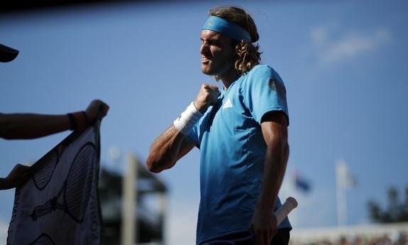 Queen’s Club: Διακόπηκε ο αγώνας του Τσιτσιπά