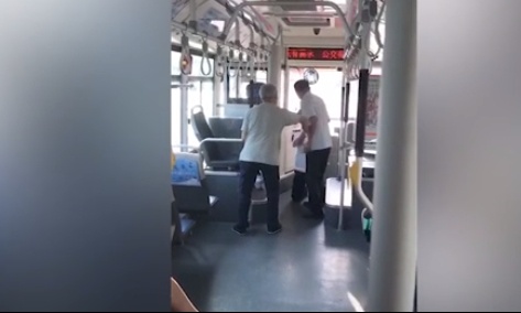 Οδηγός λεωφορείου ζητά γονατιστός συγγνώμη από επιβάτη  - Δείτε γιατί (video)