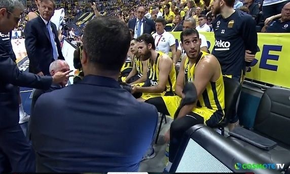 Απίστευτο ξέσπασμα από Ομπράντοβιτς σε τάιμ άουτ με την Εφές (video)