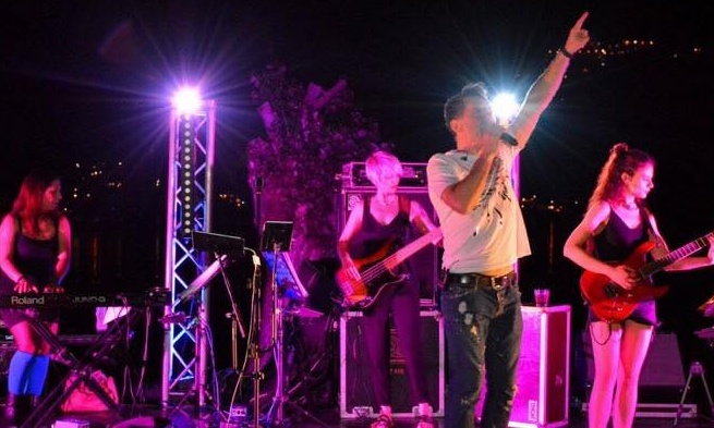 Θάνος Καλλίρης: Κέρδισε το στοίχημα του summer live tour μαζί με τις «γυναίκες» του