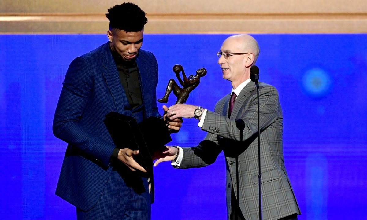 NBA: Η βράβευση και λόγος του Γιάννη Αντετοκούνμπο (video)