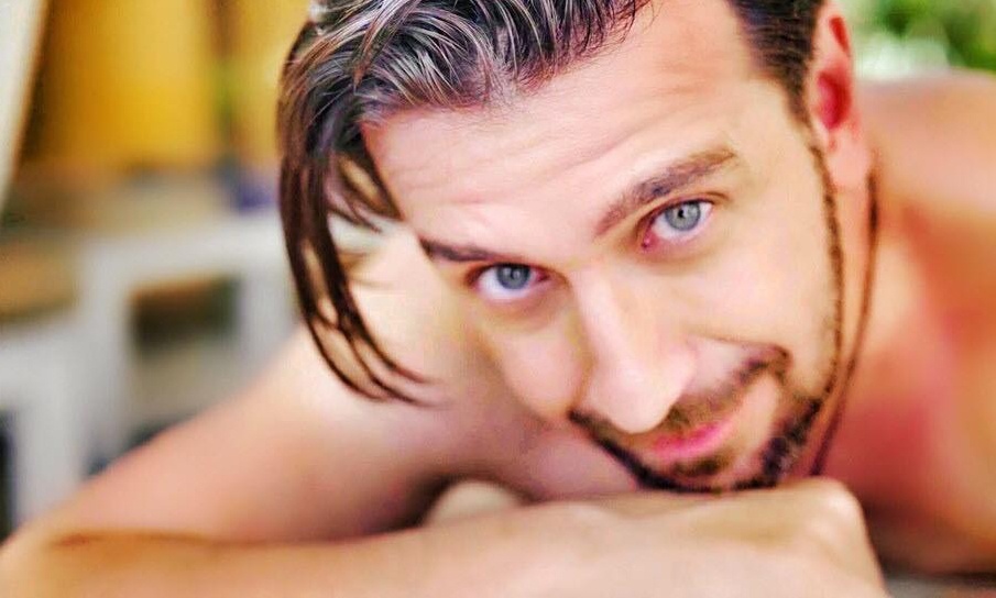 Κυκλοφόρησε το νέο τραγούδι- βιντεοκλίπ του Θάνου Πετρέλη που σε στέλνει διακοπές (video)