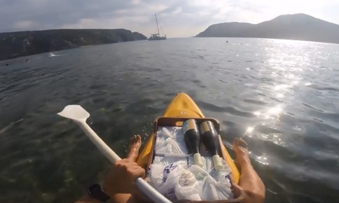Στην Χαλκιδική κάνουν ντελίβερι με... κανό