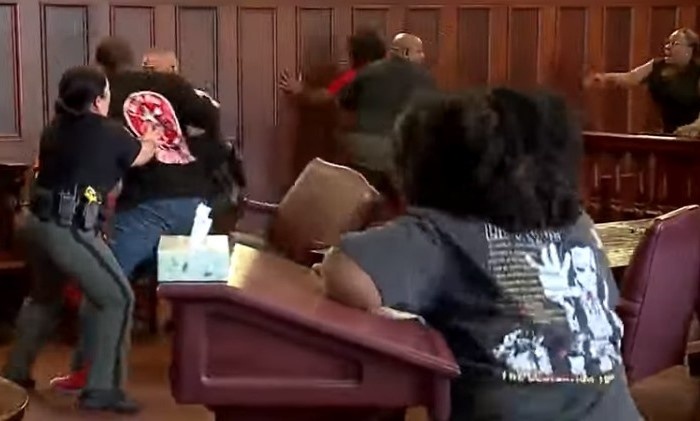 Τρομερό! Αδέρφια πλάκωσαν στο ξύλο τον δολοφόνο της μητέρας τους στο δικαστήριο (video)