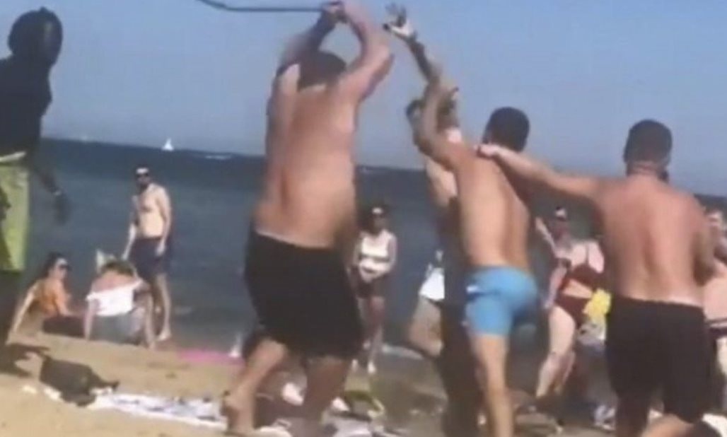 Άγριο ξύλο σε παραλία! Έτρεχαν να κρυφτούν οι τουρίστες (video)