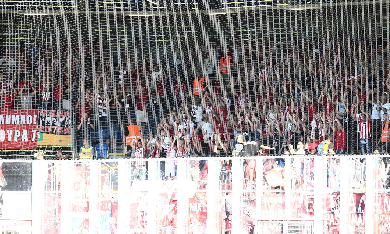 Βικτόρια Πλζεν-Ολυμπιακός: Δυναμική η «ερυθρόλευκη» εξέδρα (photos)