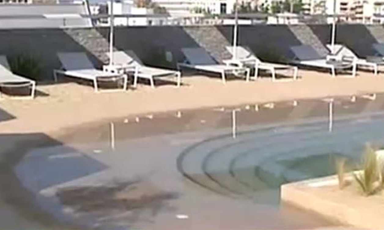 Η πρώτη τεχνητή παραλία στην Ελλάδα βρίσκεται στην ταράτσα ξενοδοχείου (video)