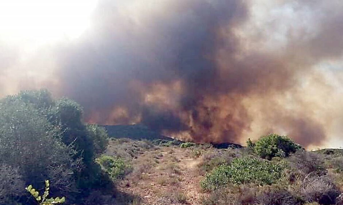 Φωτιά ΤΩΡΑ: Μεγάλη αναζωπύρωση στην Ελαφόνησο - Εκκενώθηκαν camping, ξενοδοχεία και σπίτια