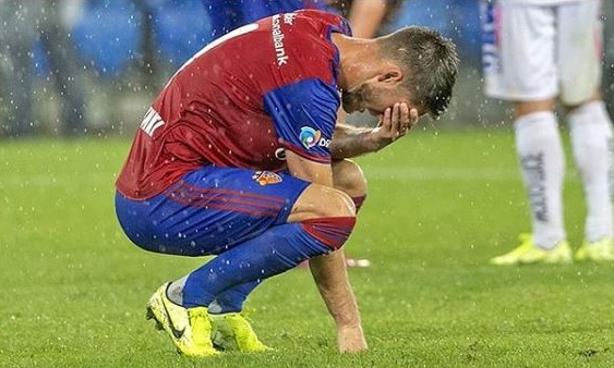 Σοκ για διεθνή ποδοσφαιριστή: Διαγνώστηκε με ανεύρυσμα στον εγκέφαλο!