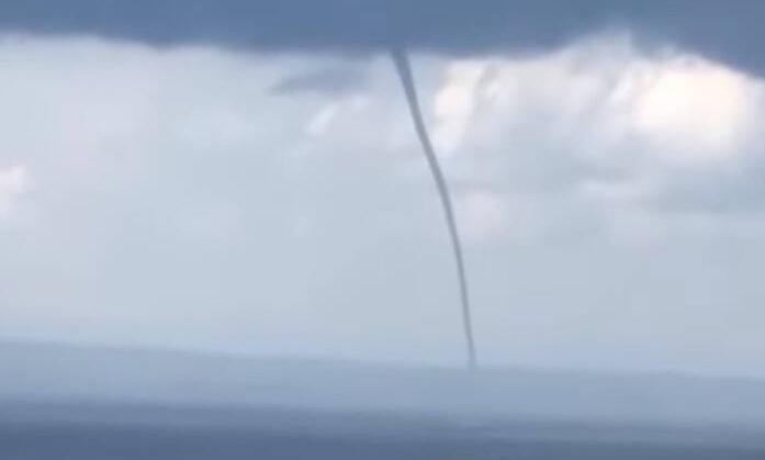 Βίντεο: Εντυπωσιακός υδροστρόβιλος στη Χαλκιδική