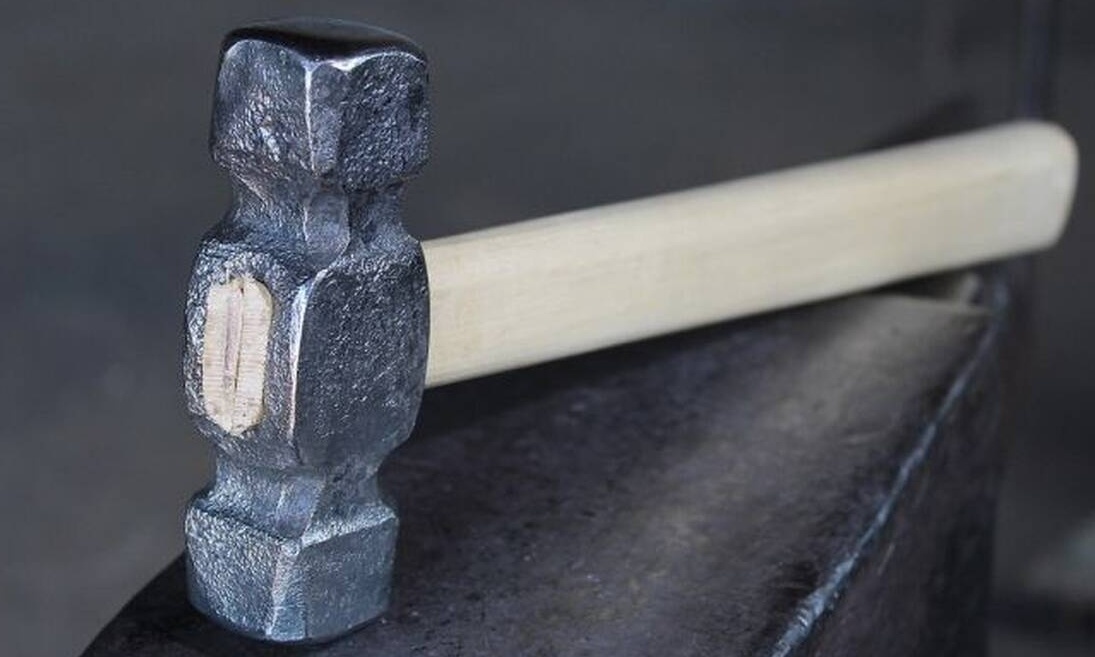 Φρίκη: Χτυπούσε με σφυρί την κοπέλα του για να του δώσει τον κωδικό της στο Facebook