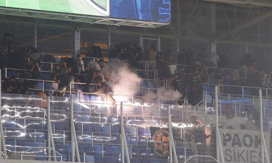 Ένταση και δακρυγόνα στην εξέδρα των οπαδών του ΠΑΟΚ! (photos)