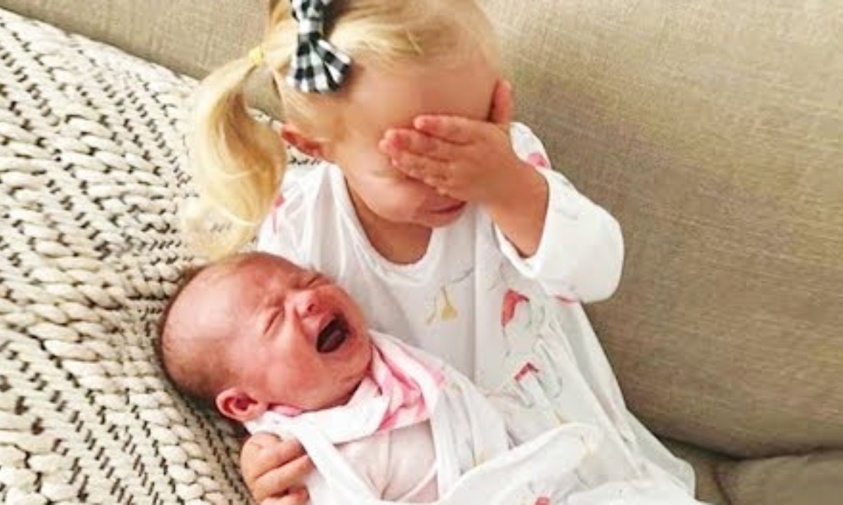 Βλέπουν για πρώτη φορά το αδελφάκι τους και οι αντιδράσεις τους είναι όλα τα λεφτά (vid)