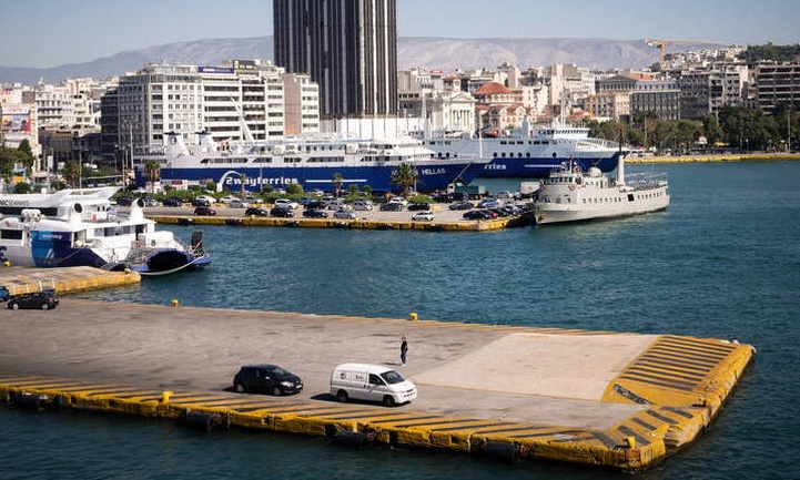 Επιστρέφει στον Πειραιά flying dolphin λόγω μηχανικής βλάβης