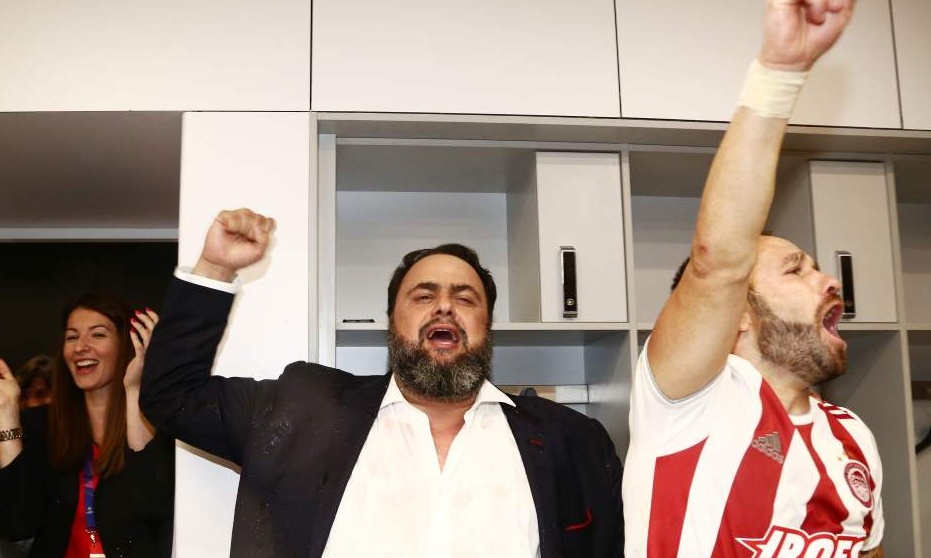 Ολυμπιακός: Οι πανηγυρισμοί στα αποδυτήρια με Μαρινάκη και τα συγχαρητήριά του στην ομάδα (vid+pic)