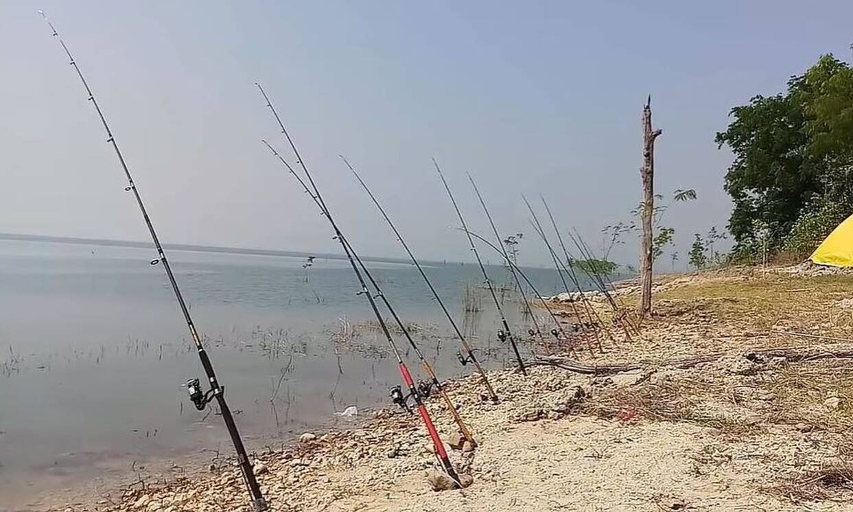 Ψαράδες στήνουν 13 καλάμια στην άμμο και περιμένουν. Οταν αρχίζει το χτύπημα παθαίνουν σοκ (vid)