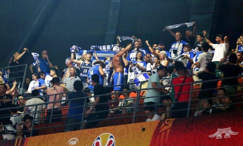 ΗΠΑ – Ελλάδα: Η «γαλανόλευκη» κερκίδα στη Σενζέν (video+photos)