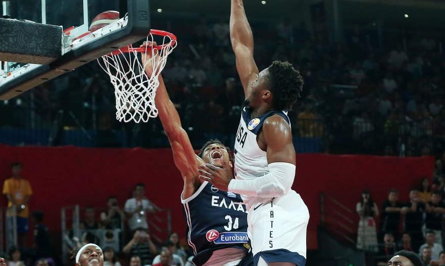 Παγκόσμιο Κύπελλο Μπάσκετ 2019: Η καρφωματάρα του Γιάννη Αντετοκούνμπο με τις ΗΠΑ! (video)