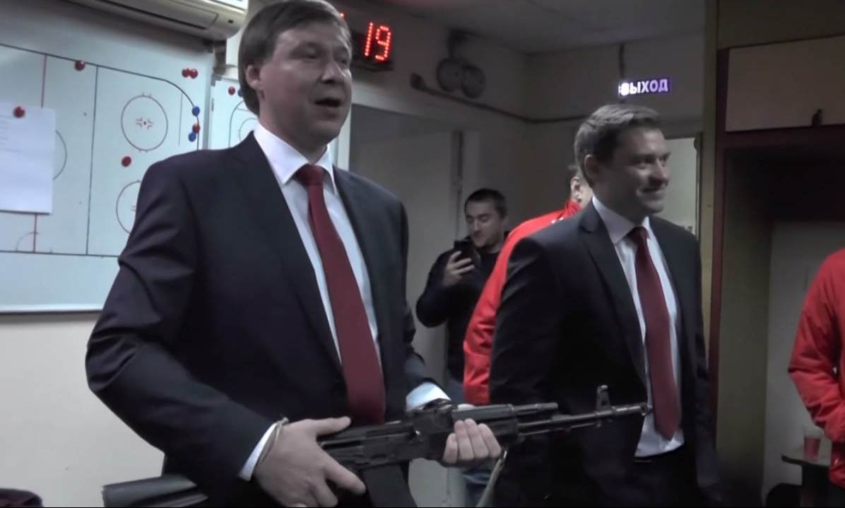 Απίστευτο! Προπονητής μπήκε στα αποδυτήρια με καλάσνικοφ! Δεν φαντάζεστε τον λόγο! (photos+video)