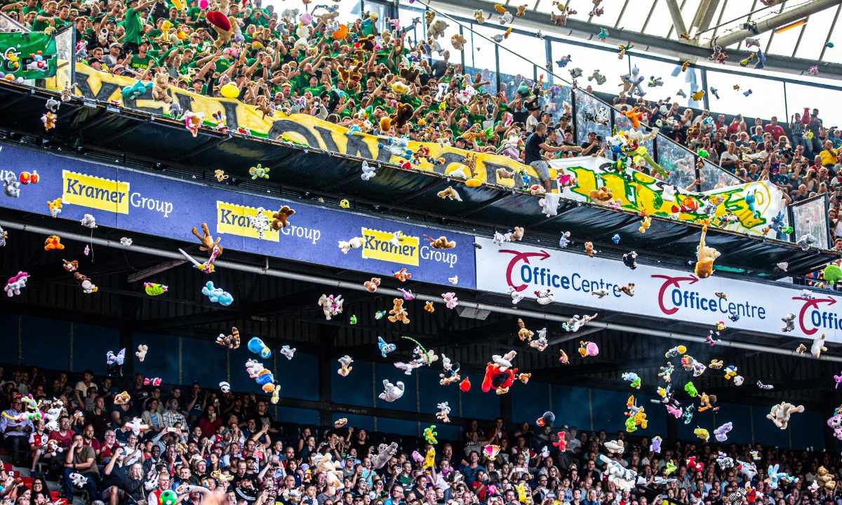 Φίλαθλοι σταμάτησαν τον αγώνα και πέταξαν λούτρινα κουκλάκια σε άρρωστα παιδιά (pics)