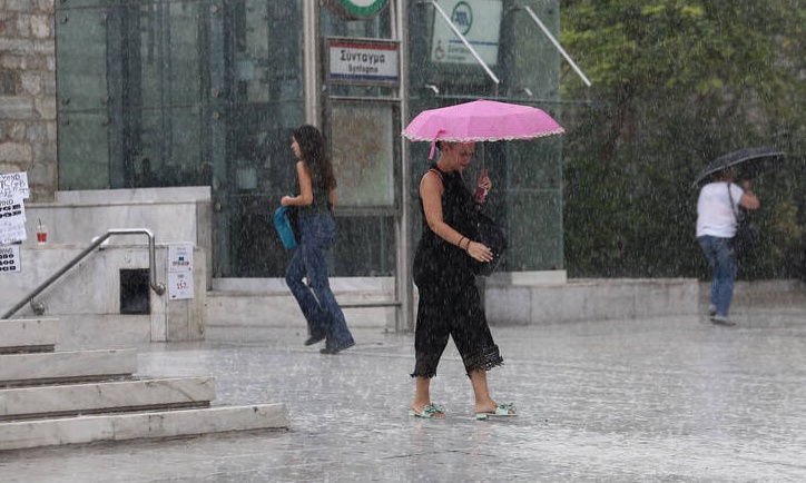 Καιρός: Βροχές, άνεμοι και νέα πτώση της θερμοκρασίας το Σάββατο
