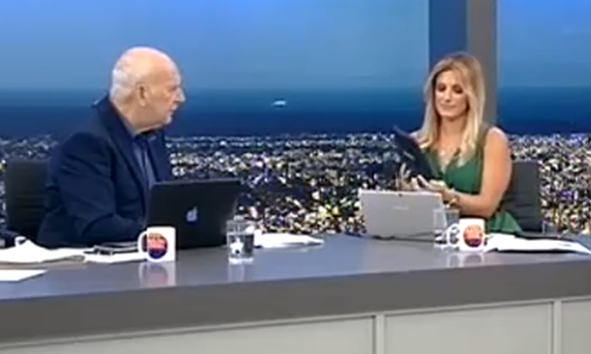 Γιώργος Παπαδάκης: Κάρε - καρέ η πτώση του από την καρέκλα - Χαμός στον «αέρα» της εκπομπής