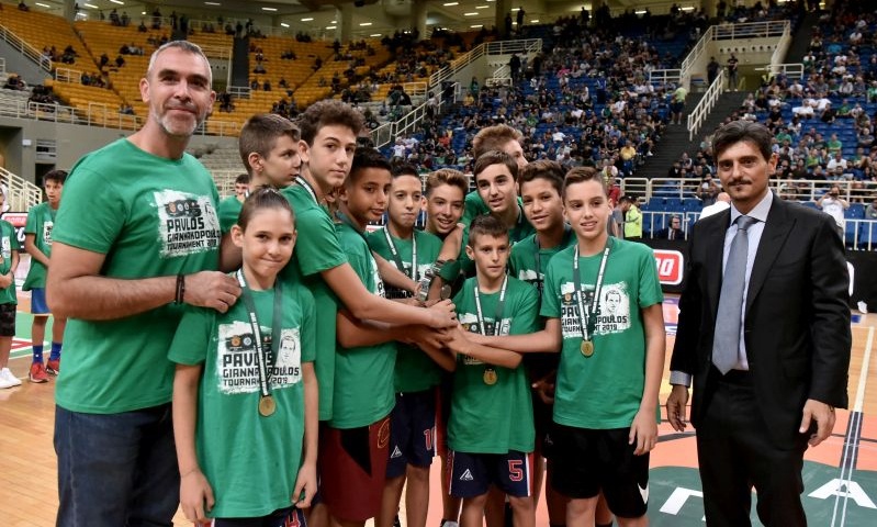 Ο Δημήτρης Γιαννακόπουλος βράβευσε τις ακαδημίες που συμμετείχαν στο «Παύλος Γιαννακόπουλος»