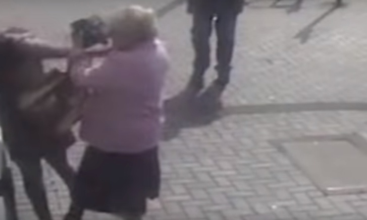 Γιαγιά - «ράμπο»: Άρπαξε από τα μαλλιά γυναίκα που προσπάθησε να την κλέψει σε ΑΤΜ