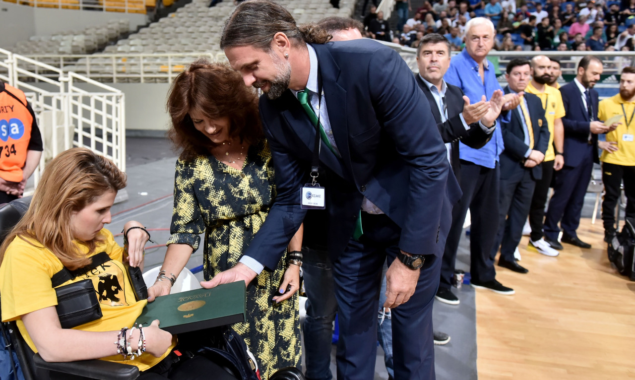 Παναθηναϊκός ΟΠΑΠ-ΑΕΚ: Η στιγμή της βράβευσης της Μυρτούς από τον Αλβέρτη (video+photos)