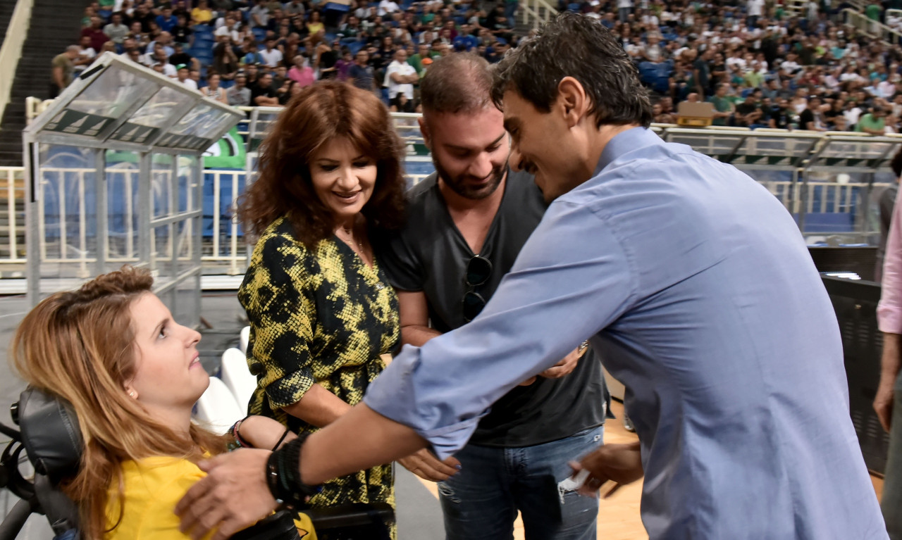 Παναθηναϊκός ΟΠΑΠ-ΑΕΚ: Δίπλα στην Μυρτώ ο Δημήτρης Γιαννακόπουλος (photos)