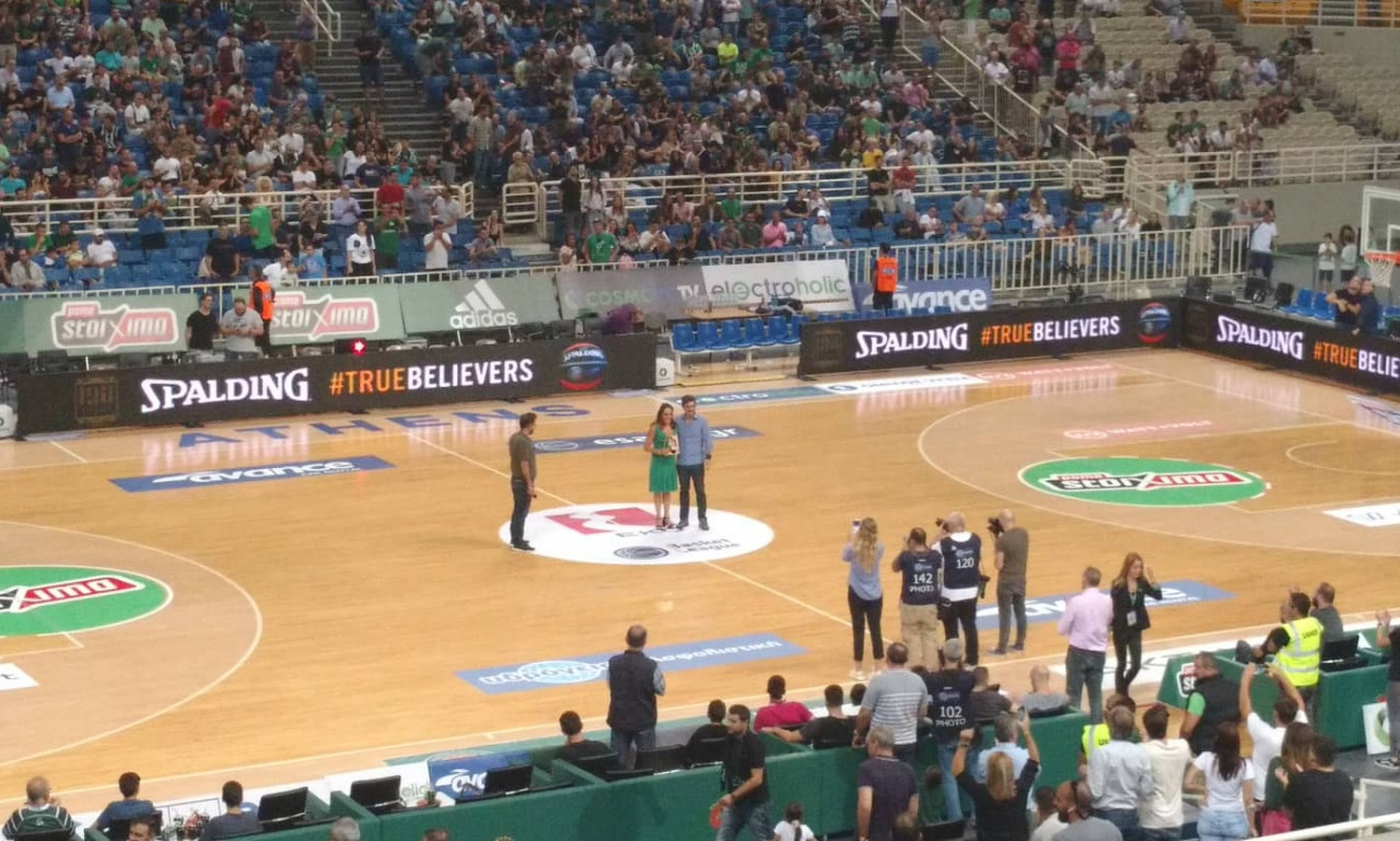 Παναθηναϊκός ΟΠΑΠ-ΑΕΚ: Βραβεύτηκε η Κουβέλη (video+photo)