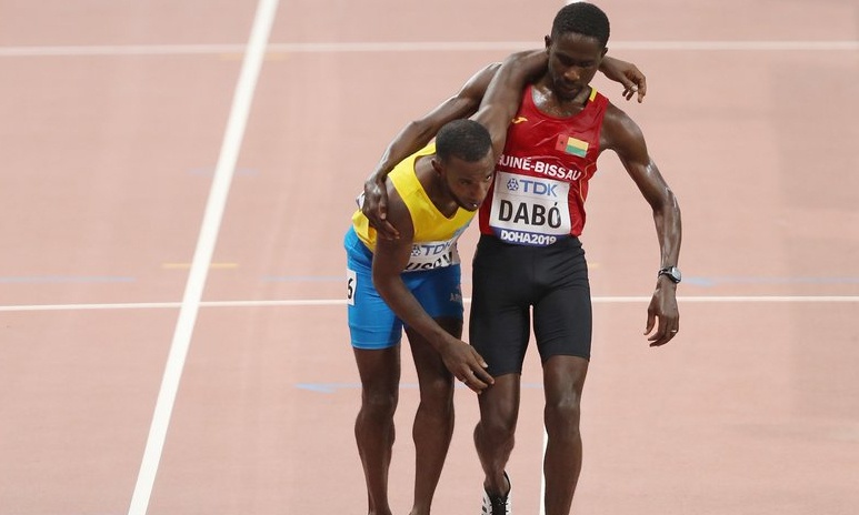 Η αποθέωση του fair play: H στιγμή που συγκλόνισε το Παγκόσμιο Πρωτάθλημα Στίβου (video&photos)