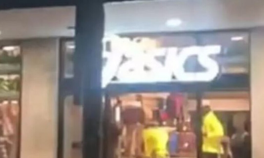 Χαμός: Χάκερς έβαλαν να παίζει πορνό σε οθόνη καταστήματος για 2 ώρες!