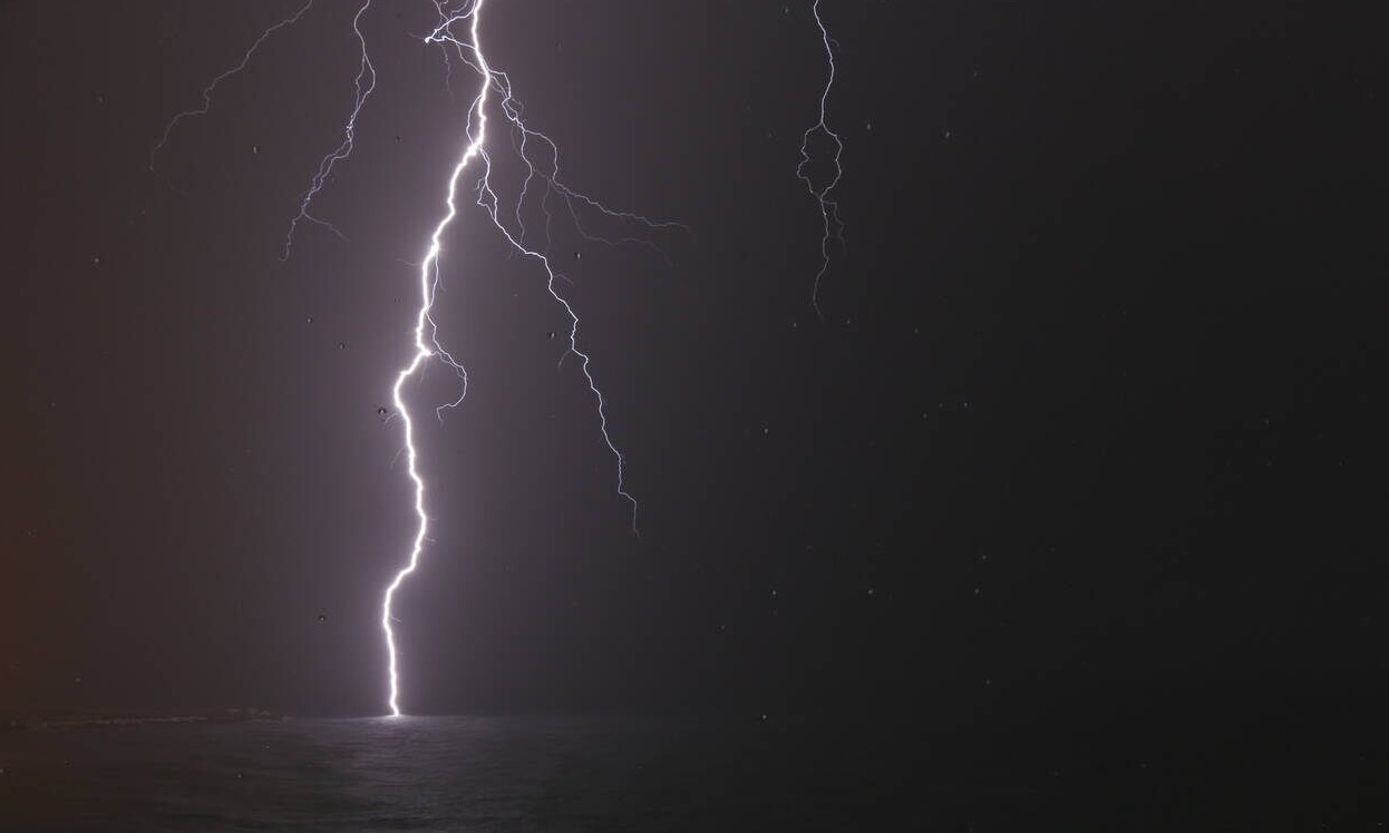 Διχασμένος ο καιρός: 27.000 κεραυνοί και ψυχρή εισβολή στη Βόρεια Ελλάδα – 38 βαθμοί στην Κρήτη