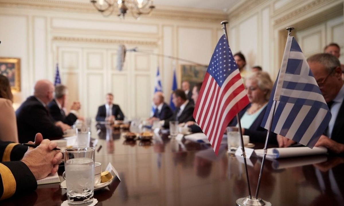Πομπέο: Η πράκτορας του FBI που τον συνοδεύει και έκλεψε την παράσταση στο Μαξίμου (pics)