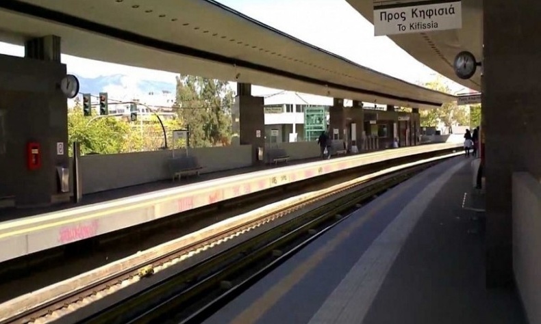 Ένταση στον Περισσό, πέταξαν πέτρες σε συρμό