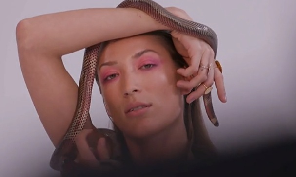 GNTM 2: Δείτε πού τρύπωσε το φίδι στη φωτογράφηση της Μαρτίνας (video)