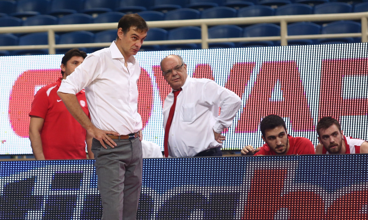 Γλείφουν εκεί που έφτυναν…