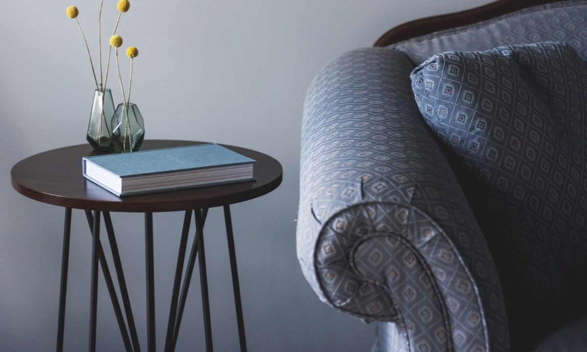 Αγόρασε μεταχειρισμένο καναπέ και αυτό που βρήκε μέσα την έκανε πλούσια! (photos)