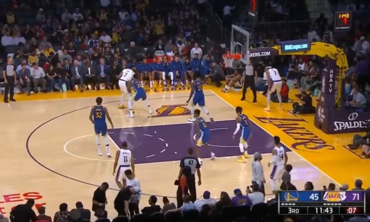 Απίστευτο θέατρο από ΜακΓκί: Έκανε ότι χτύπησε... και στην συνέχεια κάρφωσε! (video)