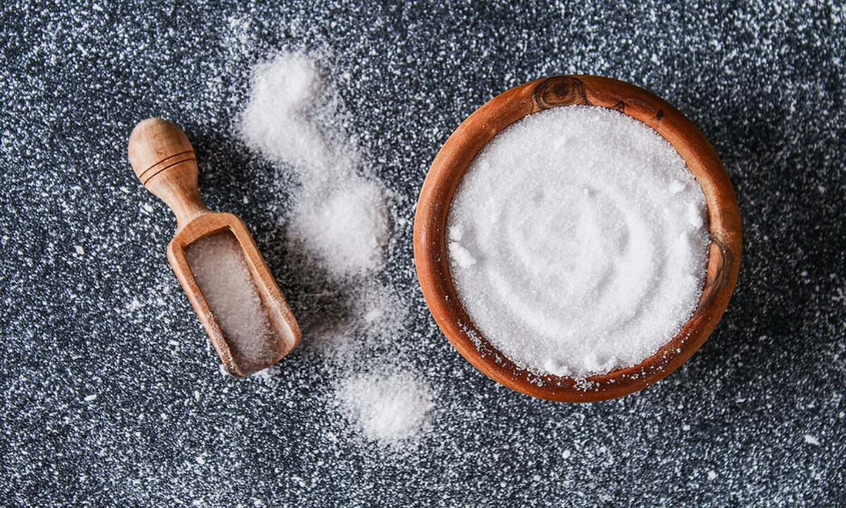 9 σημάδια στο σώμα σας που δείχνουν ότι τρώτε πολύ αλάτι (video)