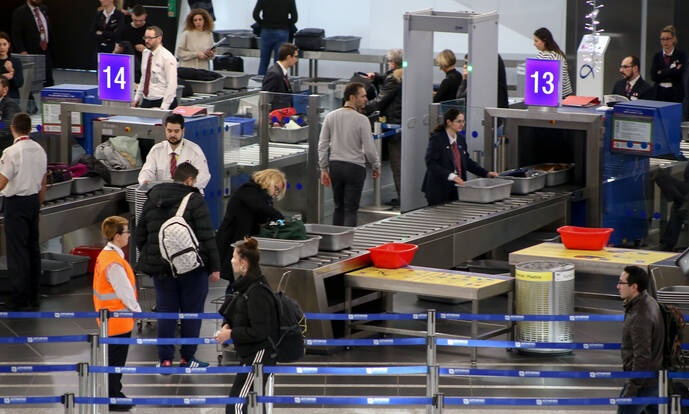 Υπέρβαρη βαλίτσα λίγο πριν την πτήση; Αυτή η ανέξοδη λύση έχει γίνει viral