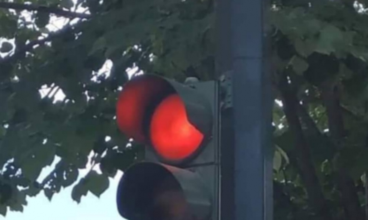 Απίστευτο και όμως ελληνικό: Το σημείωμα που άφησαν σε φανάρι που δεν δουλεύει το πράσινο (pic)